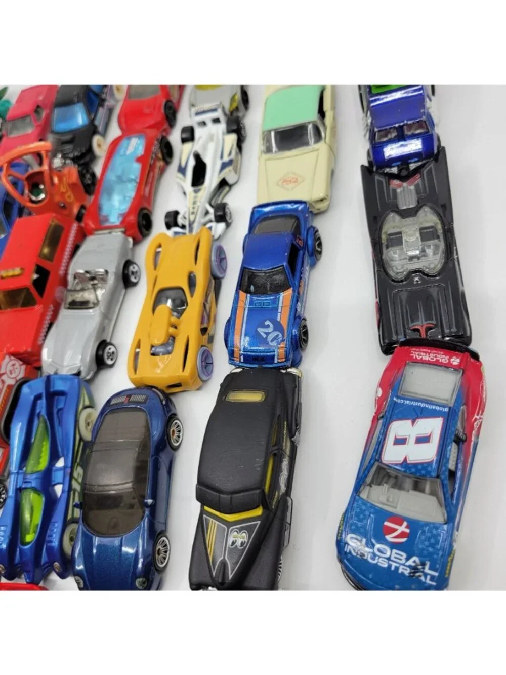 Huge Lot of 40 Vintage to Now Hot Wheels & Matchbox Diecast 1:64 Cars - HW015
